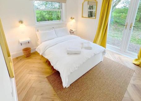 Etchinghill House | Discover Orchard Cottage - Kent: Pet & Child Friendly Retreat