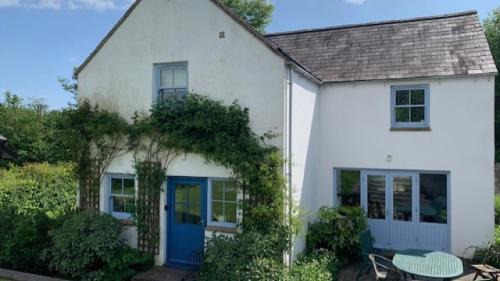 Llangennith House | Family-Friendly Getaway at Orchard Cottage, Landimore