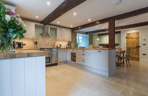 Ilminster Cottage | Orchard Cottage: Ideal Family Retreat for 8 Guests