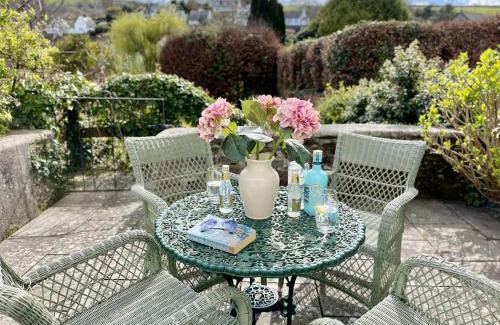 Dittisham House | Relax at Orchard Cottage: Pet-Friendly Retreat by the River
