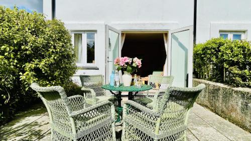Dittisham House | Relax at Orchard Cottage: Pet-Friendly Retreat by the River