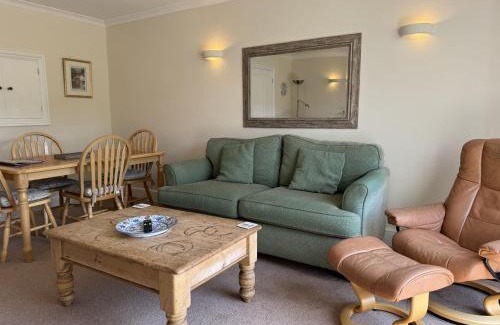 Dittisham House | Relax at Orchard Cottage: Pet-Friendly Retreat by the River