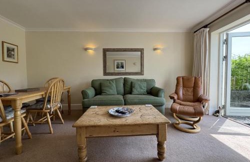 Dittisham House | Relax at Orchard Cottage: Pet-Friendly Retreat by the River