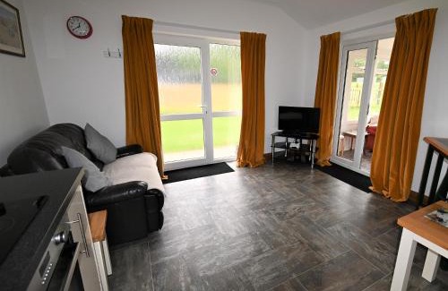Beccles House | Orchard Farm Cottage: Pet & Child Friendly Retreat