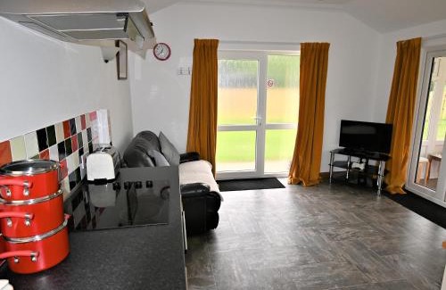 Beccles House | Orchard Farm Cottage: Pet & Child Friendly Retreat