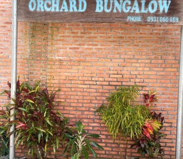 Ong Lang Cabin | Cozy Orchard Fruit Farm Bungalow with Breakfast & Fireplace