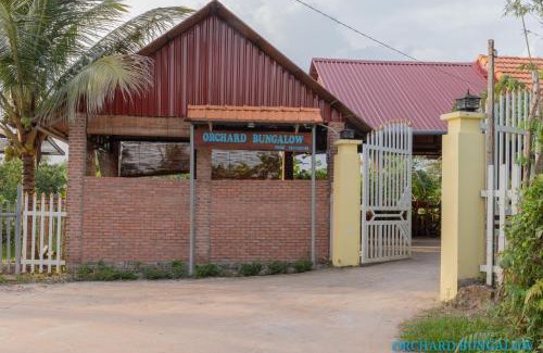 Ong Lang Cabin | Cozy Orchard Fruit Farm Bungalow with Breakfast & Fireplace