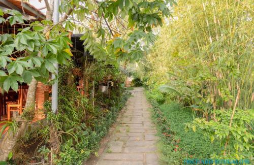 Ong Lang Cabin | Cozy Orchard Fruit Farm Bungalow with Breakfast & Fireplace
