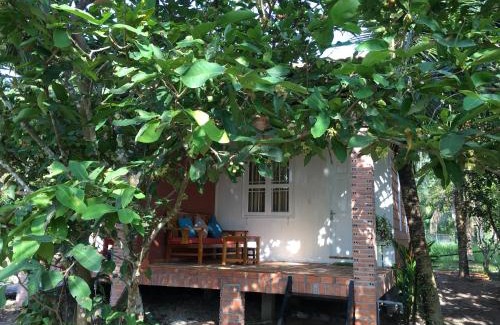 Ong Lang Cabin | Cozy Orchard Fruit Farm Bungalow with Breakfast & Fireplace