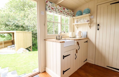 Burlawn Cottage | Relax at Orchard: Spa, Breakfast & Kitchen Amenities Await