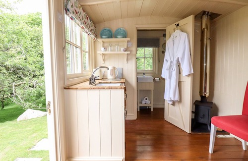 Burlawn Cottage | Relax at Orchard: Spa, Breakfast & Kitchen Amenities Await