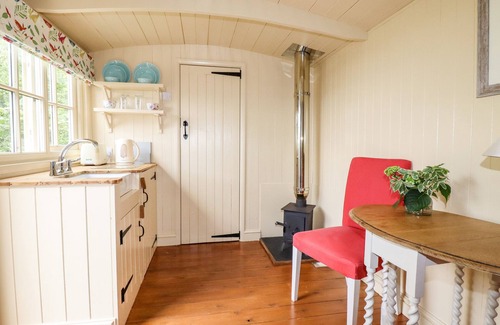 Burlawn Cottage | Relax at Orchard: Spa, Breakfast & Kitchen Amenities Await