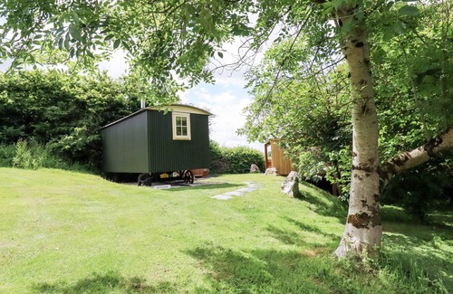 Burlawn Cottage | Relax at Orchard: Spa, Breakfast & Kitchen Amenities Await