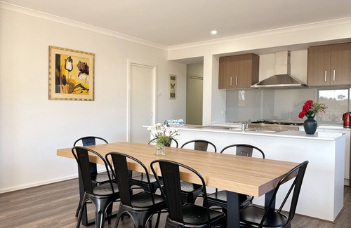 Melton South House | Orchard Green Home/Near Melton Station/Shopping