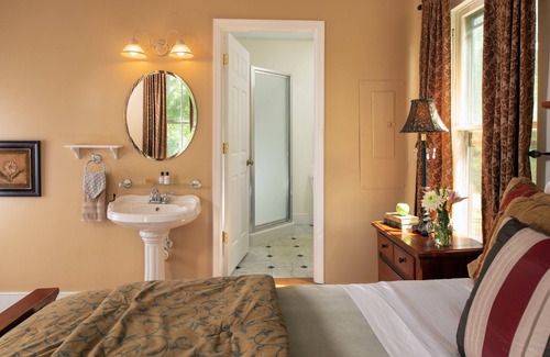 Lovingston Bed & Breakfast | Discover Orchard House B&B: Pool, Spa & Top-Rated Comfort