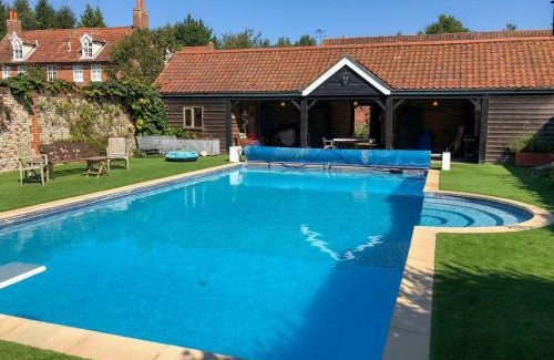 Hempstead House | Inviting Orchard House: 4-Star Stay with Pool & Pet Friendly