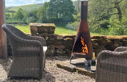 Rosedale Abbey House | Orchard House: Family-Friendly Retreat with Hot Tub & Kitchen