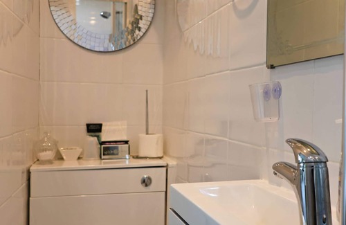 Royston Bed & Breakfast | Comfortable Orchard House: Family-Friendly with Breakfast