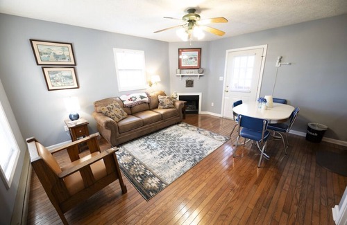 Hillsville Cabin | Orchard Inn: Family-Friendly Retreat with Hot Tub Amenities