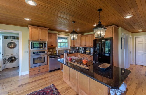Versailles Cottage | Ocean View Cottage with Spa & Hot Tub - Rated 10/10