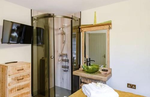 Frampton House | Relax at Orchard Retreat: Oceanfront Spa & Pet-Friendly Escape