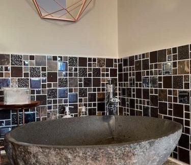 Frampton House | Relax at Orchard Retreat: Oceanfront Spa & Pet-Friendly Escape