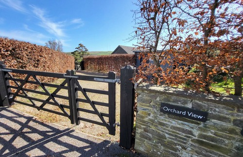Chillington Cottage | Family-Friendly Orchard View with Oceanfront Access in Kellaton