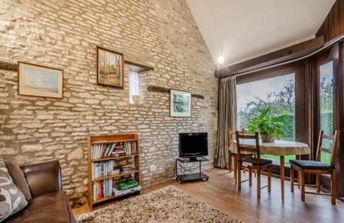 Biddestone House | Family-Friendly Getaway at Orchard View - Pet Welcome!
