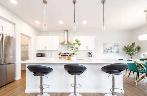 Southeast Edmonton House | Orchards Retreat | AirCon | Sleeps 10 | Near Airpt