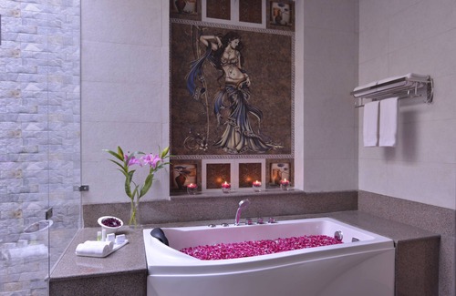 Orchha Hotel | Discover Orchha Palace and Convention Centre: Spa & Pool Retreat