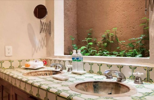 Acapantzingo Hotel | Discover Orchidelirium Casa Hotel: Spa, Pool & Family-Friendly