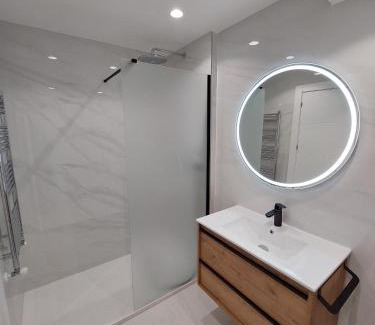 Leon City Centre Apartment | Elegant Ordoño II Suites with Air Conditioning & Wifi