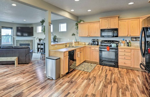 Redmond House | Pet-Friendly Oregon Home Near The Last Blockbuster!
