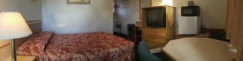 Baker City Hotel | Pet-Friendly Oregon Trail Motel with Restaurant & Pool