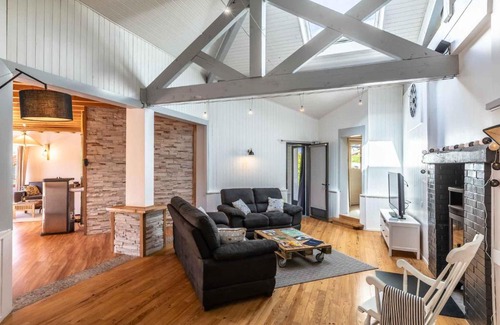 Soustons Villa | Explore Oregonia: Family-Friendly with Pool and Kitchen