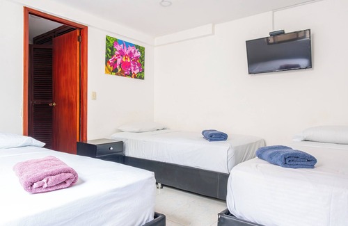 Crespo Hotel | Oresca Hostel - Near Airport!
