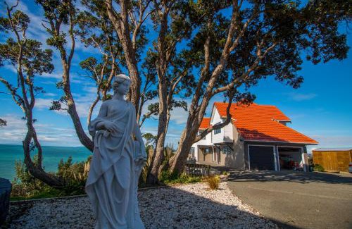 Hatfields Beach Villa | Orewa Cliff Top: A Family-Friendly 4-Star Retreat