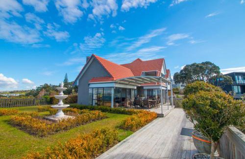 Hatfields Beach Villa | Orewa Cliff Top: A Family-Friendly 4-Star Retreat