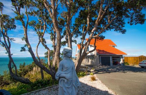 Hatfields Beach Villa | Orewa Cliff Top: A Family-Friendly 4-Star Retreat