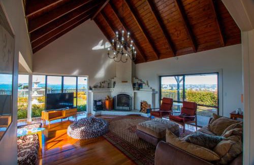 Hatfields Beach Villa | Orewa Cliff Top: A Family-Friendly 4-Star Retreat