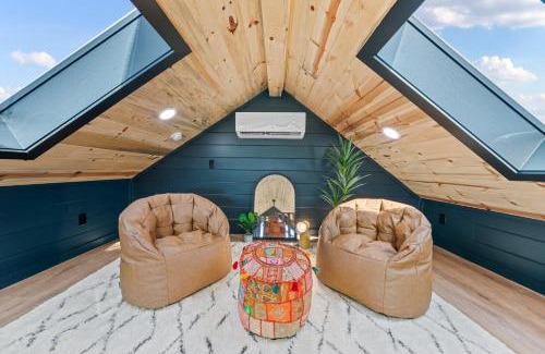 Fredericksburg Cabin | Ori Treehouse Lux Hot tub Fredericksburg Tesla EV
