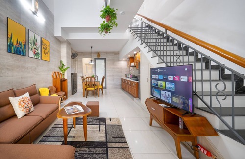 Ngu Hanh Son House | Ideal Orianna House: 5BR Retreat Steps from My Khe Beach