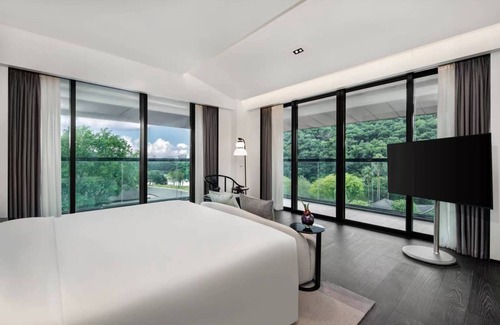 Baiyun Hotel | Relax at Oriental Resort Guangzhou: Pool, Spa & Dining Awaits