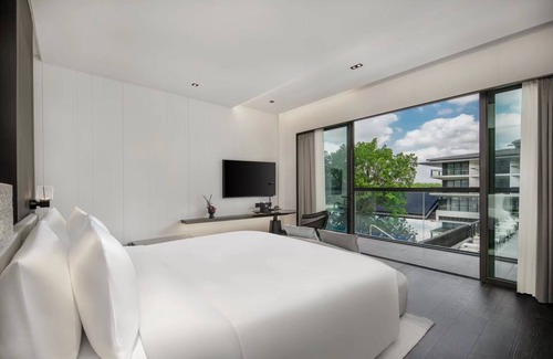 Baiyun Hotel | Relax at Oriental Resort Guangzhou: Pool, Spa & Dining Awaits