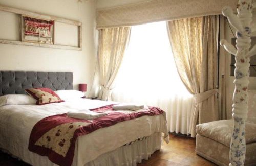 Talca House | Budget-Friendly Oriente Hostal with Hot Tub & Breakfast