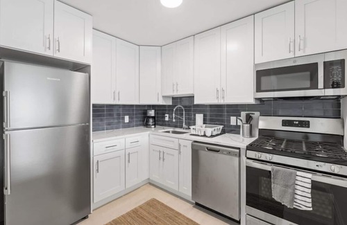 Taylor Run Condo | Cozy 2BR Condo in Alexandria - Pet Friendly & Family Ready