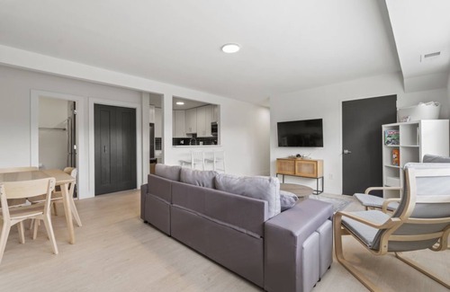 Taylor Run Condo | Cozy 2BR Condo in Alexandria - Pet Friendly & Family Ready
