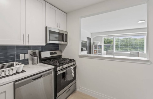 Taylor Run Condo | Cozy 2BR Condo in Alexandria - Pet Friendly & Family Ready