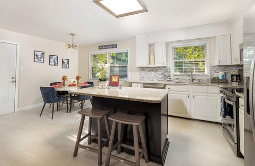 Northwest Raleigh House | Oak Tree Oasis: Private Sunroom, Deck & Firepit in Raleigh