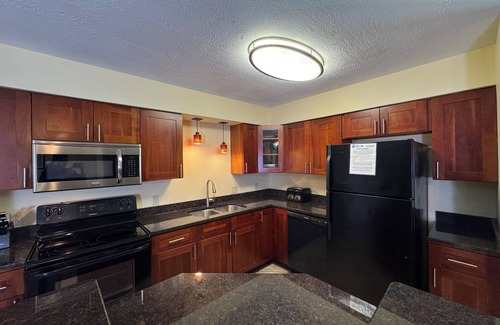 Put-in-Bay Condo | Modern Poolview Condo - Newly Remodeled, Family-Friendly Stay